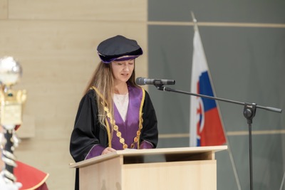 Nová kapitola sa začína. EUBA blahoželá svojim absolventkám a absolventom
