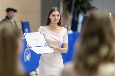 Nová kapitola sa začína. EUBA blahoželá svojim absolventkám a absolventom