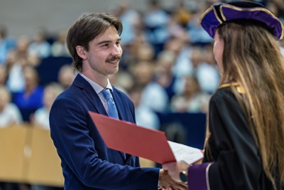 Nová kapitola sa začína. EUBA blahoželá svojim absolventkám a absolventom