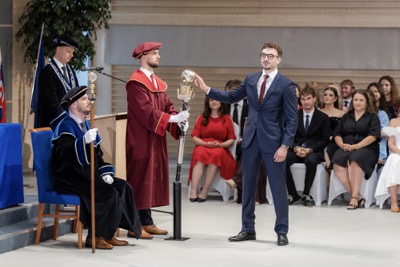 Nová kapitola sa začína. EUBA blahoželá svojim absolventkám a absolventom