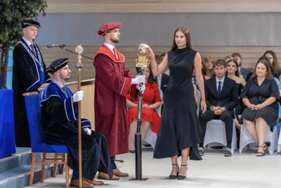 Nová kapitola sa začína. EUBA blahoželá svojim absolventkám a absolventom