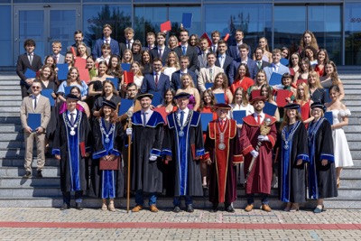 Nová kapitola sa začína. EUBA blahoželá svojim absolventkám a absolventom