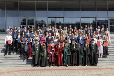 Nová kapitola sa začína. EUBA blahoželá svojim absolventkám a absolventom