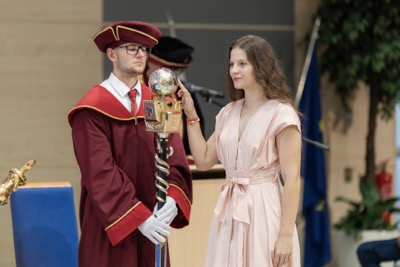 Nová kapitola sa začína. EUBA blahoželá svojim absolventkám a absolventom