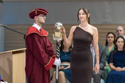Nová kapitola sa začína. EUBA blahoželá svojim absolventkám a absolventom