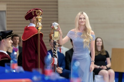 Nová kapitola sa začína. EUBA blahoželá svojim absolventkám a absolventom