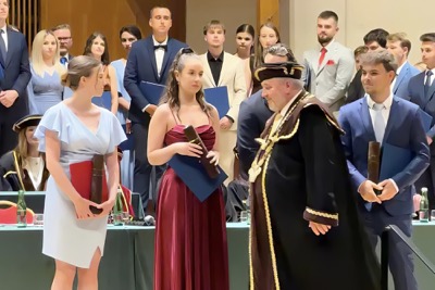 Nová kapitola sa začína. EUBA blahoželá svojim absolventkám a absolventom