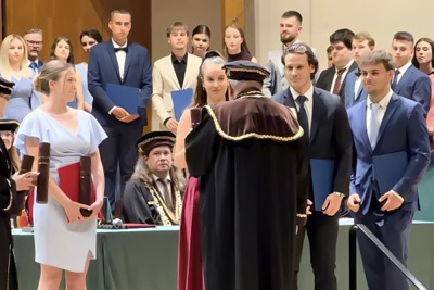 Nová kapitola sa začína. EUBA blahoželá svojim absolventkám a absolventom