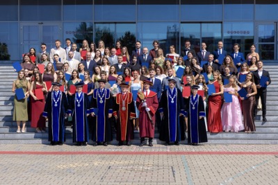 Nová kapitola sa začína. EUBA blahoželá svojim absolventkám a absolventom