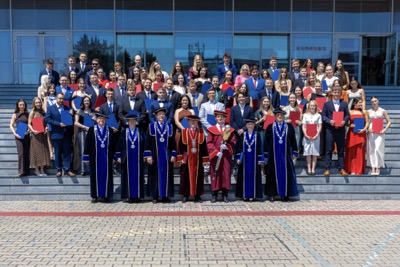 Nová kapitola sa začína. EUBA blahoželá svojim absolventkám a absolventom