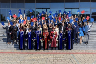 Nová kapitola sa začína. EUBA blahoželá svojim absolventkám a absolventom