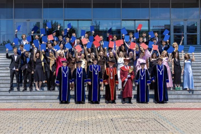 Nová kapitola sa začína. EUBA blahoželá svojim absolventkám a absolventom