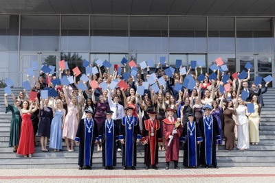 Nová kapitola sa začína. EUBA blahoželá svojim absolventkám a absolventom