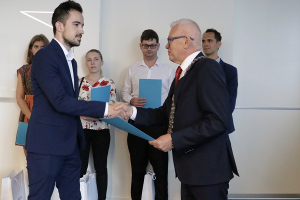 Ocenenie absolventa NHF EU v Bratislave