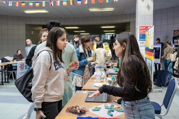 International experience directly at EUBA: 14th annual International Study Abroad Fair brings together students from 21 countries