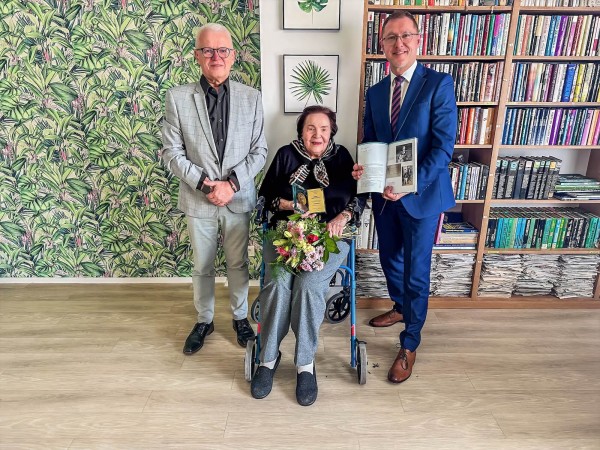 Rektor EUBA odovzdal ocenenie 101-ročnej absolventke Zore Breierovej za jej celoživotnú misiu