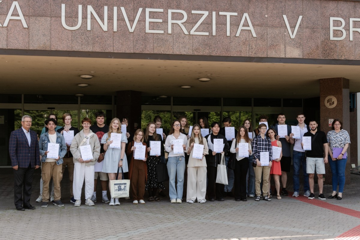 Successful foreign students of language education received certificates