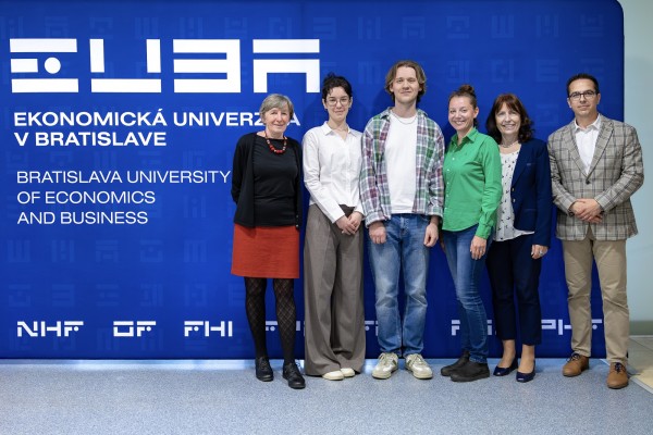 Študenti FHI EUBA triumfovali vo svetovej súťaži SAS Curiosity Cup 2026