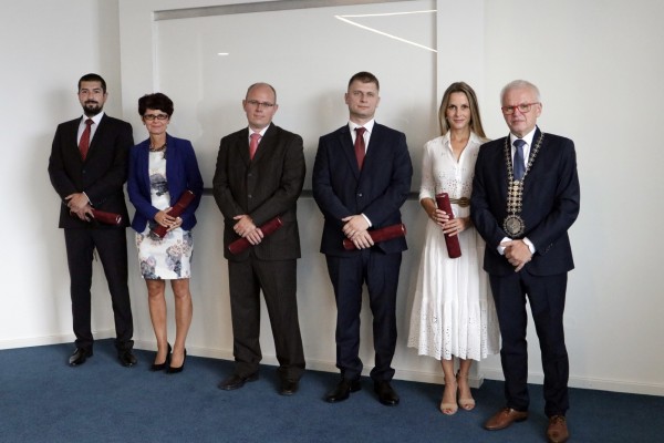 Rektor EU v Bratislave vymenoval nových docentov a udelil cenu za pedagogickú činnosť, cenu za najlepšie publikačné výstupy a cenu víťazom ŠVOČ