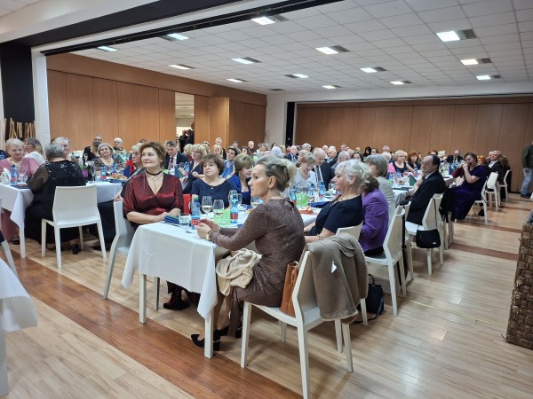 Jubilejný 5. ročník Plesu seniorov EUBA: večer plný radosti, tanca a priateľstva