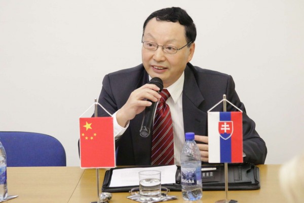 Čínsky veľvyslanec hosťom na Diplomacii v praxi