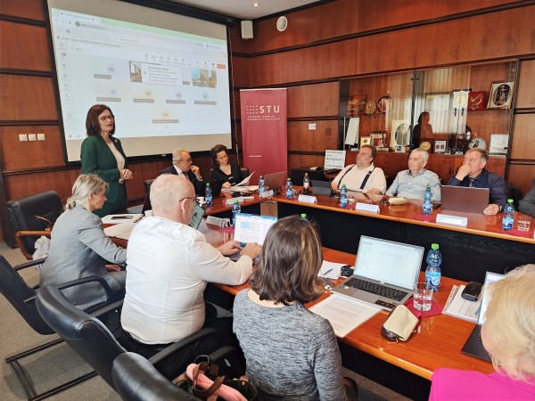 STU a EUBA sa rozhodli ponúkať unikátne programy, ktoré kombinujú poznatky technických študijných odborov a študijného odboru ekonómia a manažment